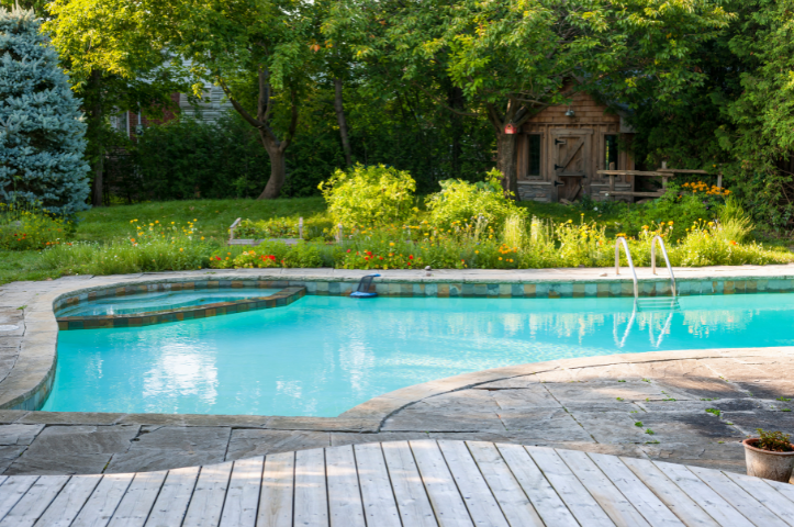 Quel revêtement choisir pour des abords de piscine ?