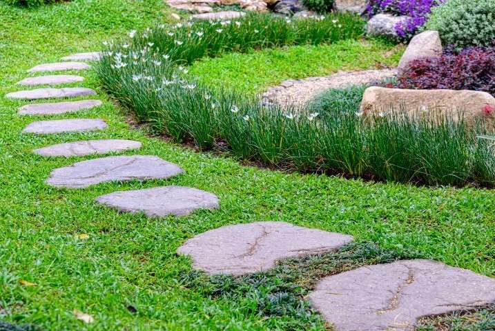 Une allée en pas japonais pour son jardin