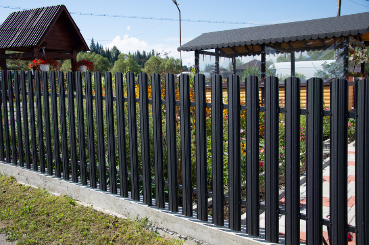 Comment bien nettoyer une clôture aluminium