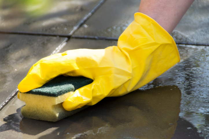 Terrasse : comment se débarrasser de la mousse avant l&rsquo;été