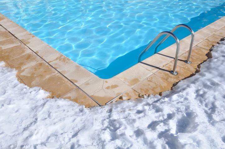 Hivernage de piscine extérieure : comment faire