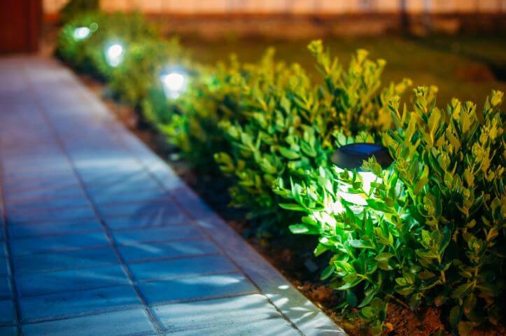 Nos conseils pour bien éclairer une allée de jardin