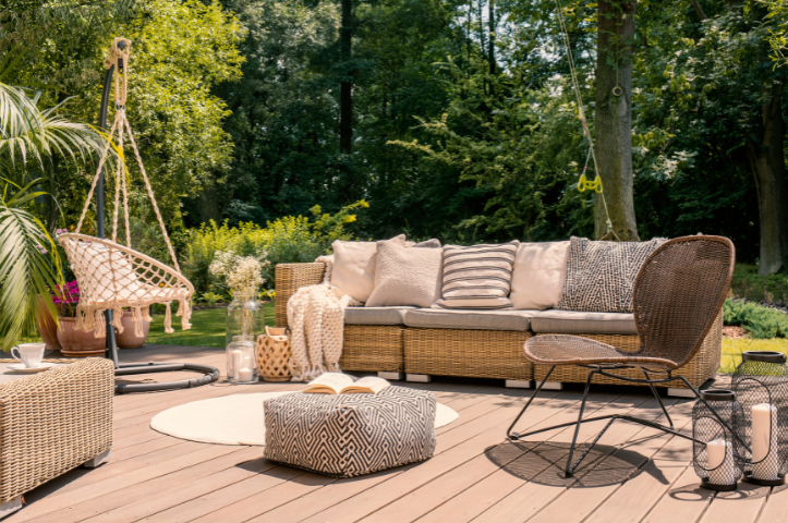 Terrasse en bois naturel ou composite : le comparatif