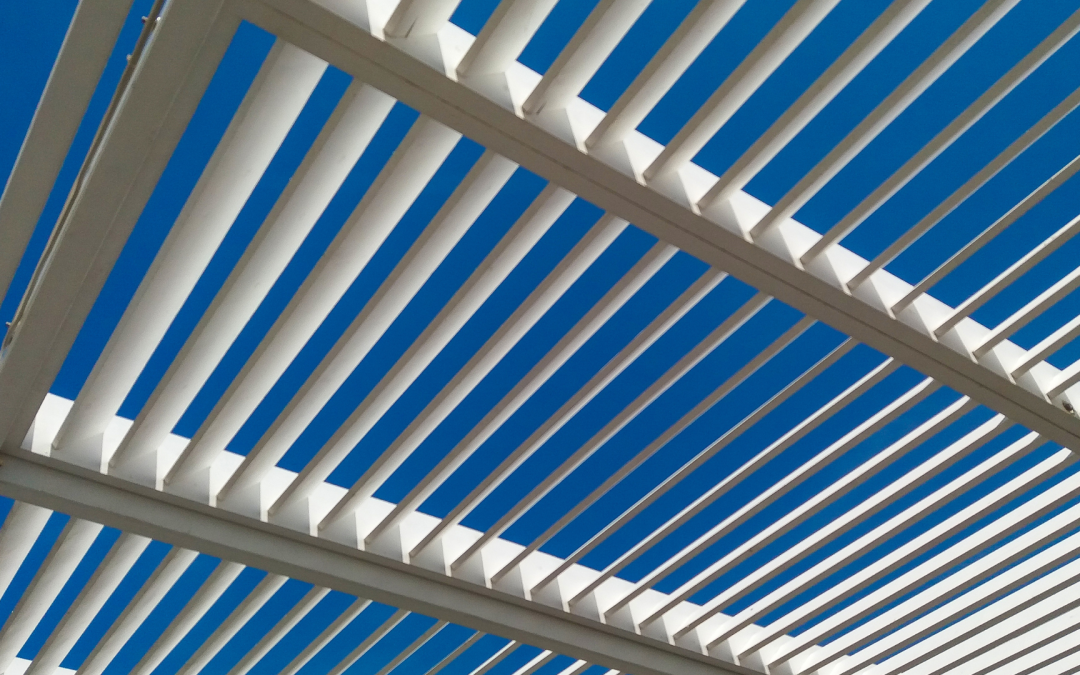 Pergola bioclimatique en kit : bonne ou mauvaise idée