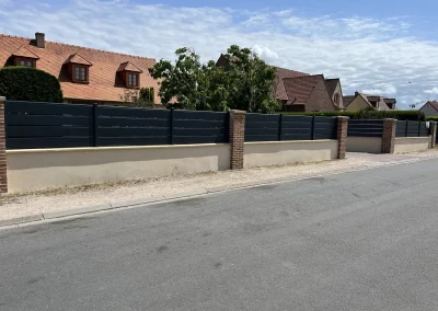 Clôture aluminium anthracite ajourée posée sur muret crépi avec piliers en brique dans la Somme