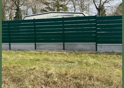 Clôture aluminium claire-voie sur soubassement béton à Quend, autre vue du chantier
