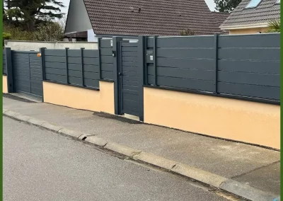 Clôture aluminium anthracite sur muret avec portillon et portail coulissant à Saint-Valery-sur-Somme
