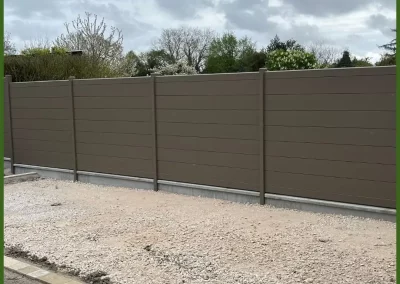 Clôture aluminium pleine coloris taupe sur soubassement béton dans la Somme