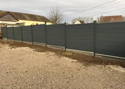 Clôture aluminium sur plaques de soubassement béton, grand linéaire dans la Somme