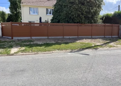 Clôture aluminium marron avec bande décorative ajourée en partie haute dans la Somme