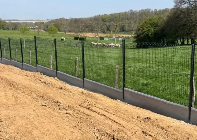 Grillage rigide noir sur plaques de soubassement béton posé à Yonval près d'Abbeville