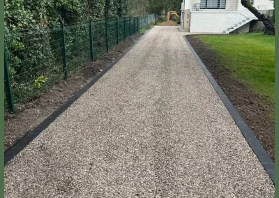 Grillage rigide vert le long d'une allée en gravier stabilisé à Abbeville