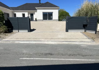 Portail battant aluminium anthracite et clôture assortie sur soubassement, secteur de Rue en baie de Somme